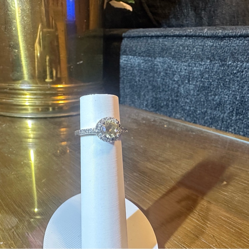 Elegant Silver Ring with Yellow Gemstone - Picture 2 of 4